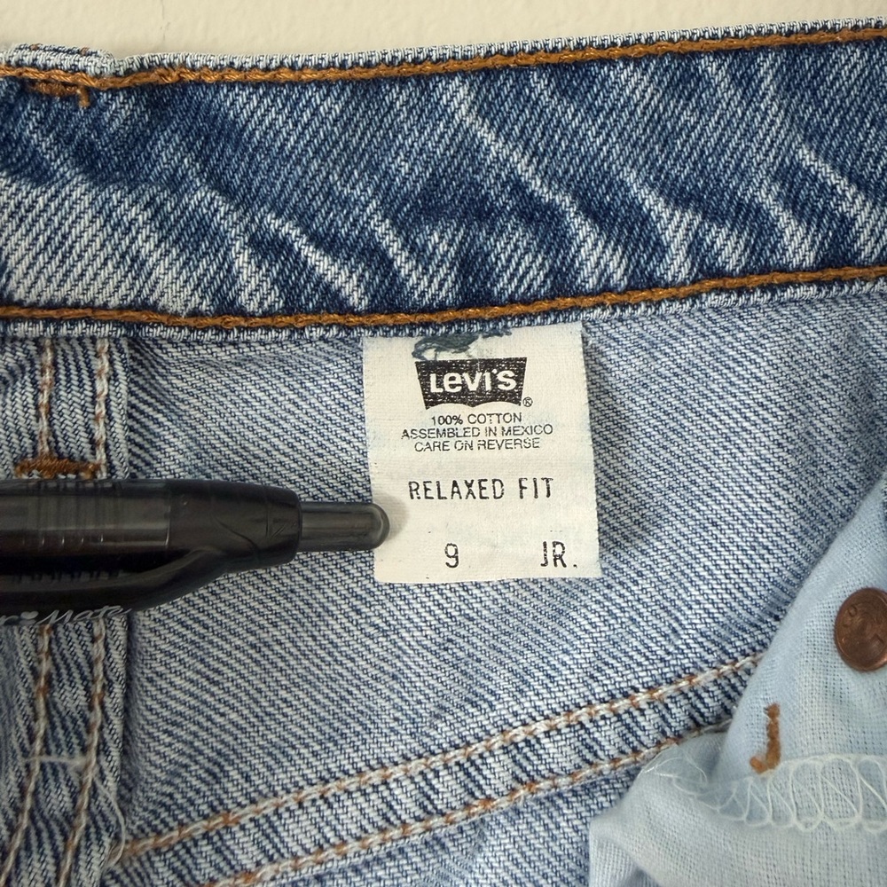 VTG Levi's 647 Denim Shorts Jr Womens 9 Light Wash 90s HighRise Mom 6.5” Shorts - Picture 4 of 14